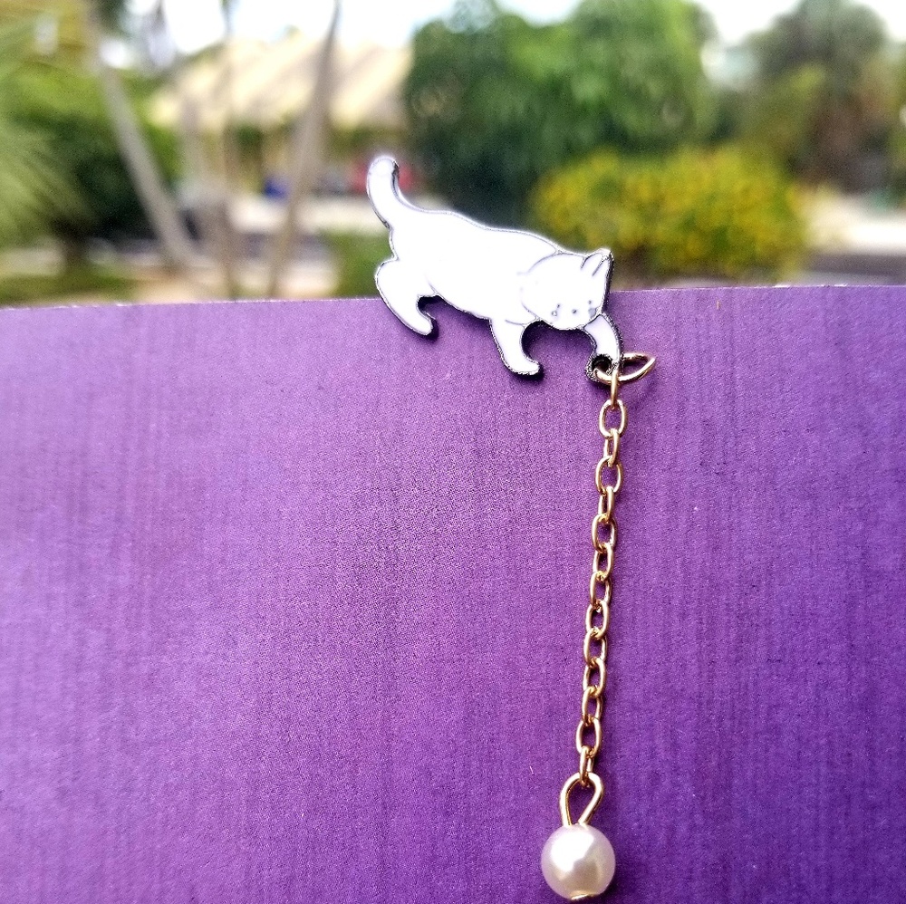 White Kitty with pearl ball of yarn Pin/brooch